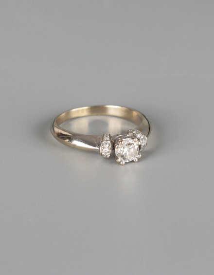 Золотое кольцо с бриллиантами - фото - 1